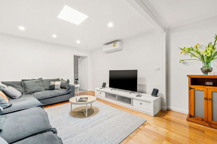 Roses on the River – An absolute river frontage cottage