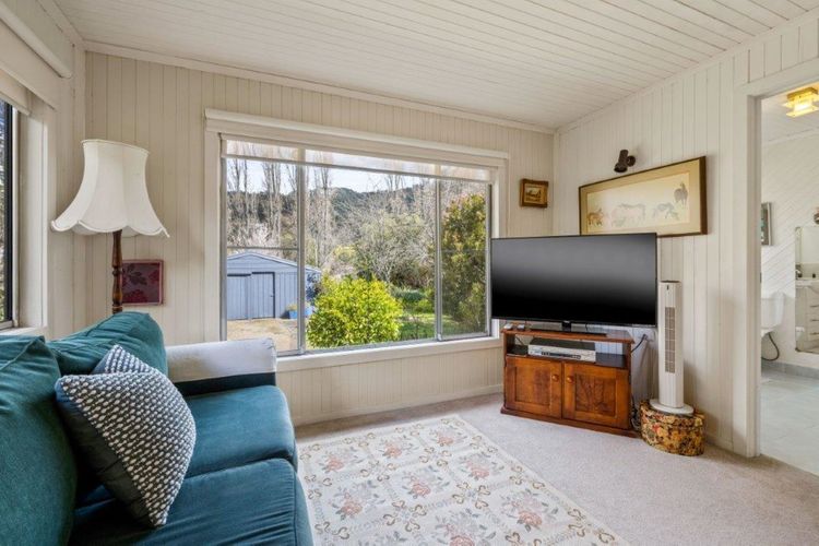 Roses on the River – An absolute river frontage cottage