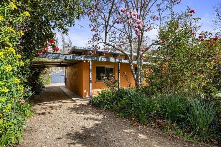 Roses on the River – An absolute river frontage cottage