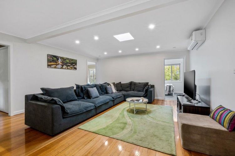 Roses on the River – An absolute river frontage cottage