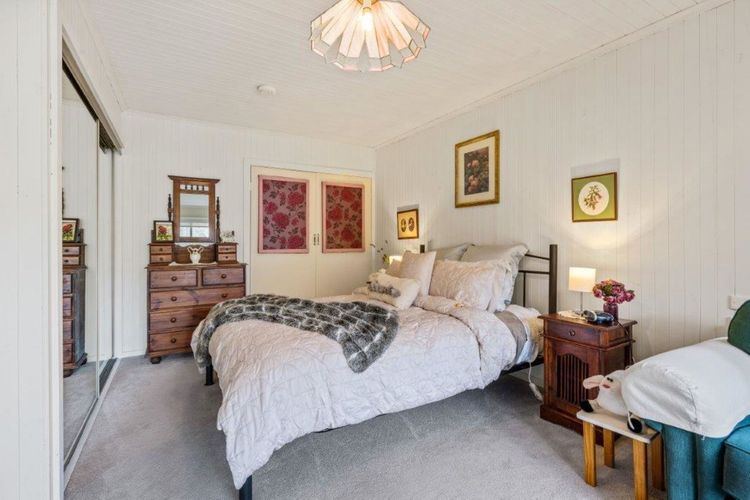 Roses on the River – An absolute river frontage cottage