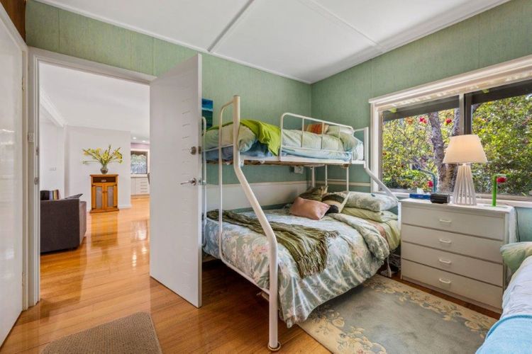 Roses on the River – An absolute river frontage cottage