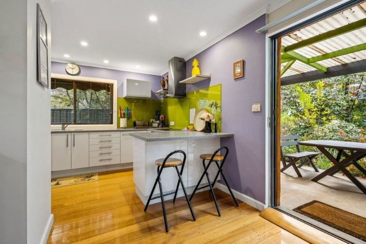 Roses on the River – An absolute river frontage cottage