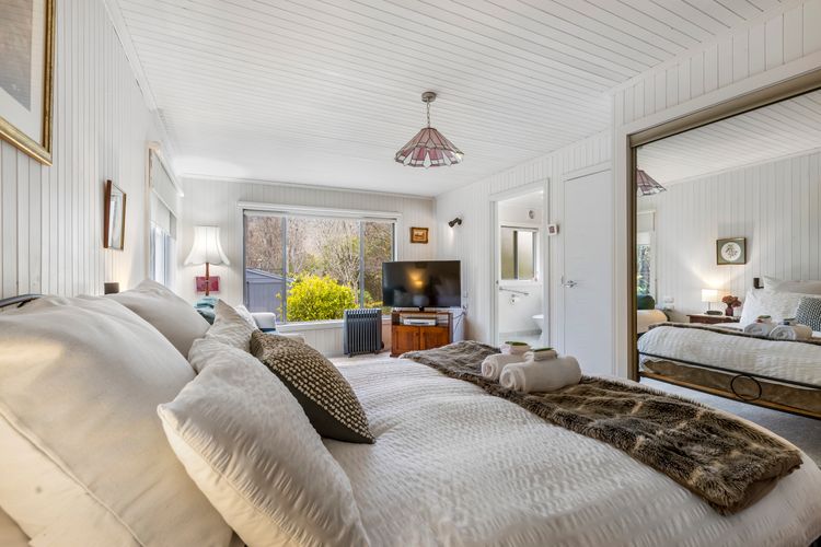 Roses on the River – An absolute river frontage cottage
