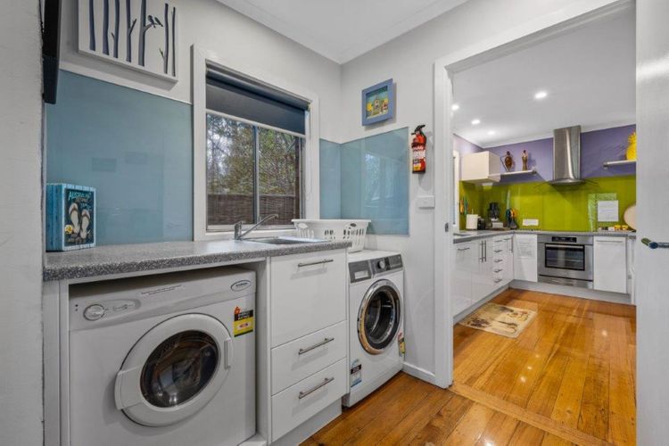 Roses on the River – An absolute river frontage cottage