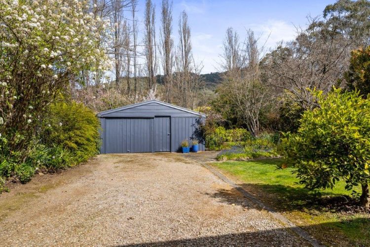 Roses on the River – An absolute river frontage cottage