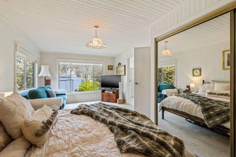 Roses on the River – An absolute river frontage cottage