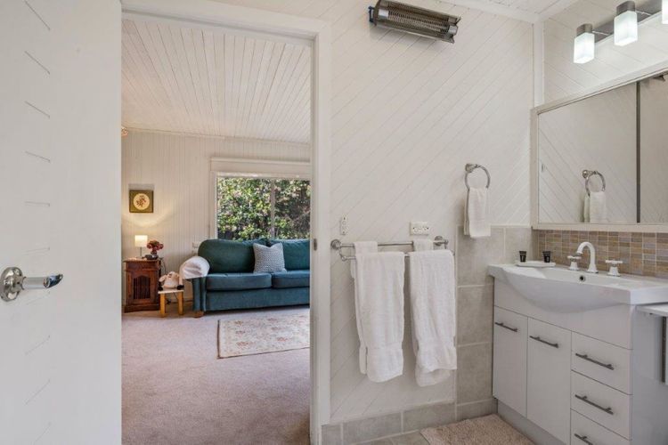 Roses on the River – An absolute river frontage cottage