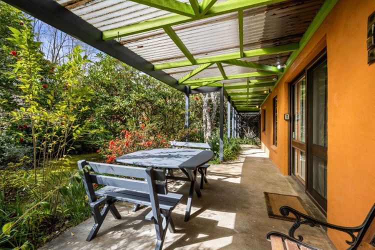 Roses on the River – An absolute river frontage cottage