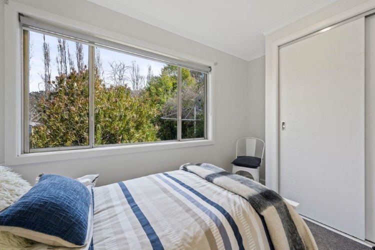 Roses on the River – An absolute river frontage cottage