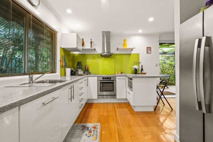 Roses on the River – An absolute river frontage cottage