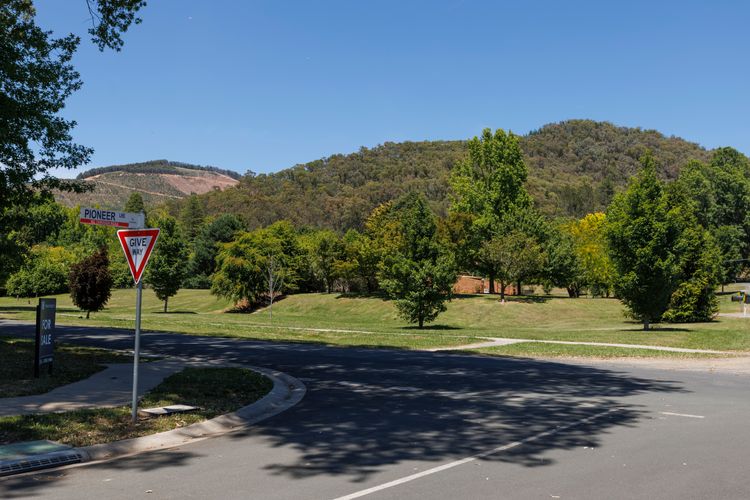 Pioneer Lane Bright Retreat