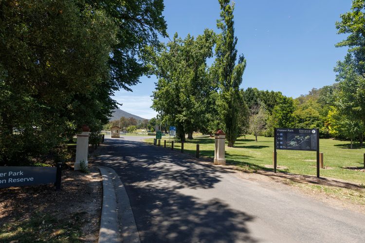 Pioneer Lane Bright Retreat