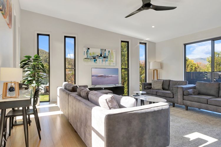 Mountain Mist Retreat – 5 Bedrooms