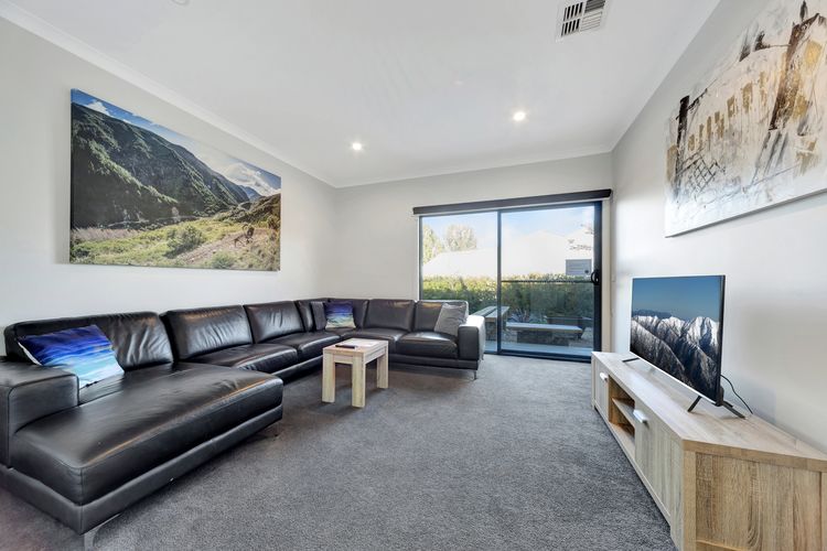 Mountain Mist Retreat – 5 Bedrooms