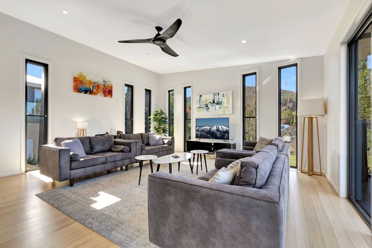 Mountain Mist Retreat – 5 Bedrooms