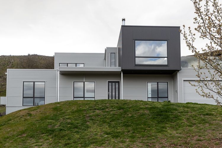 Balcony to Bogong – modern house ten minute stroll to town