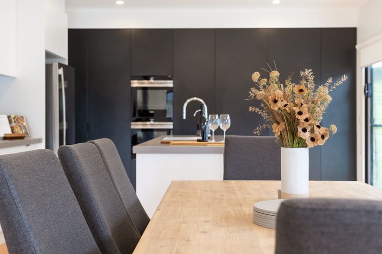 Balcony to Bogong – modern house ten minute stroll to town