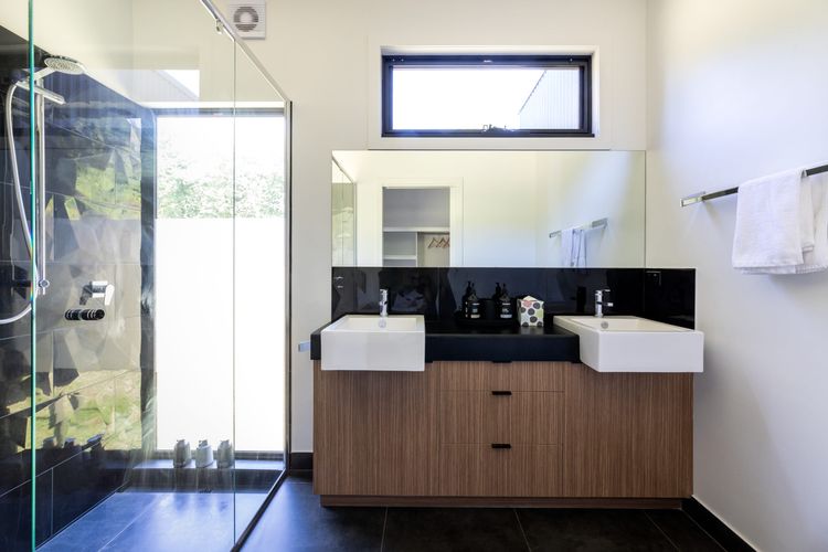 Balcony to Bogong – modern house ten minute stroll to town