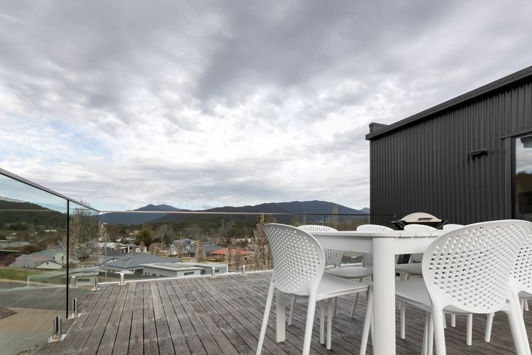 Balcony to Bogong – modern house ten minute stroll to town