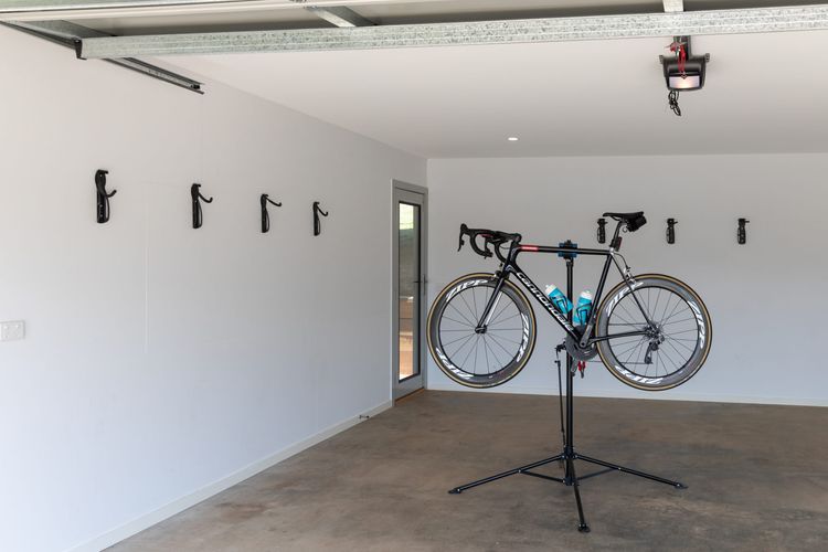 Balcony to Bogong – modern house ten minute stroll to town