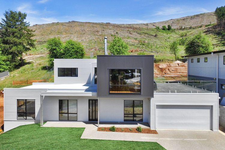 Balcony to Bogong – modern house ten minute stroll to town