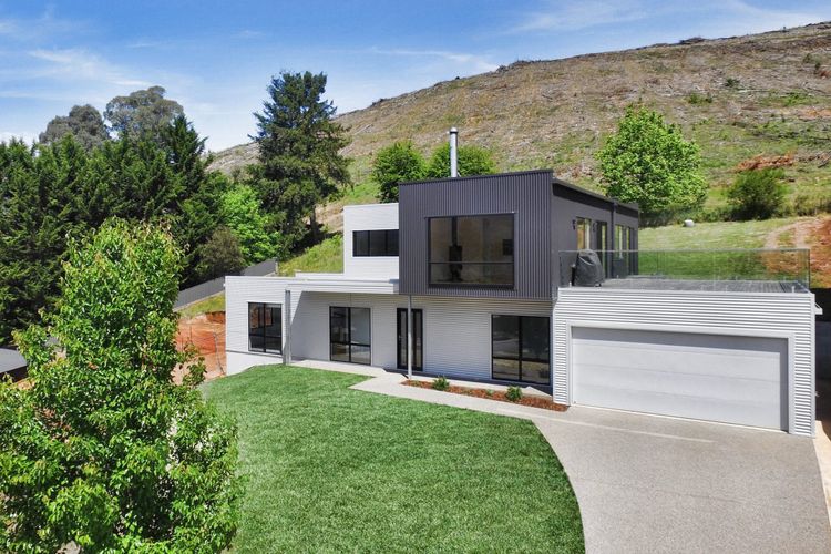 Balcony to Bogong – modern house ten minute stroll to town