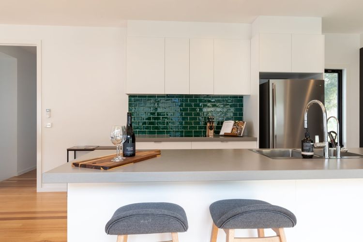 Balcony to Bogong – modern house ten minute stroll to town