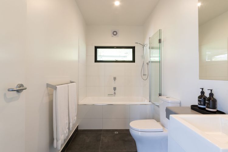 Balcony to Bogong – modern house ten minute stroll to town