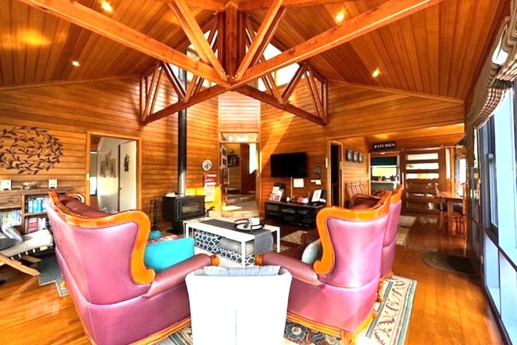 Artee House – A Bright Escape