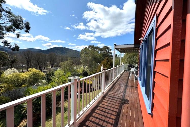 Artee House – A Bright Escape