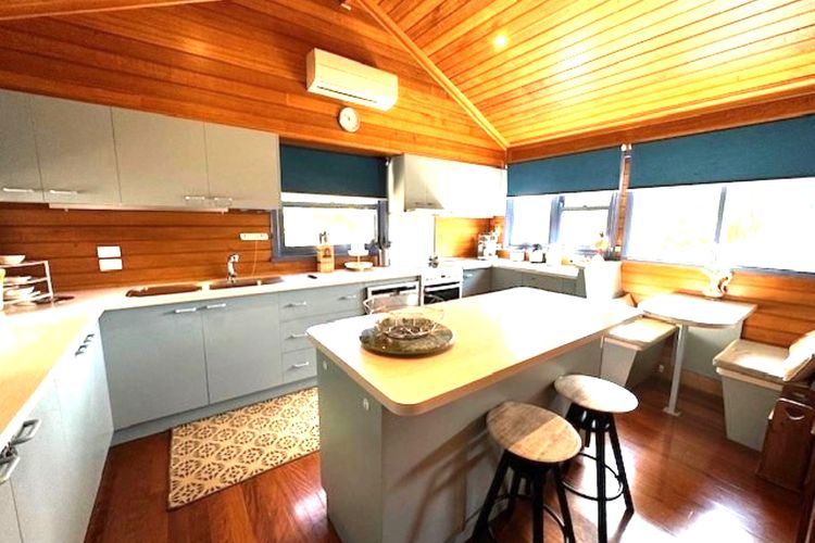 Artee House – A Bright Escape
