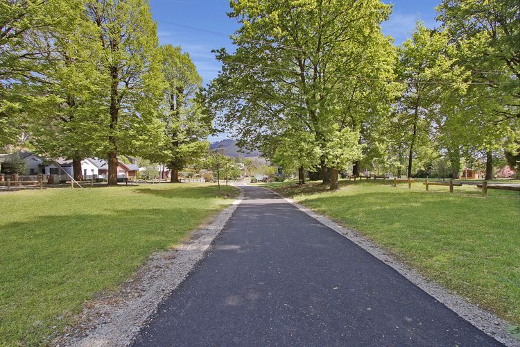 Mill House in central Bright