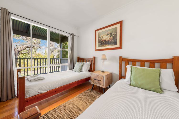 Corinda Cottage – 4 bedroom pet friendly five minute walk to town and Ovens River.