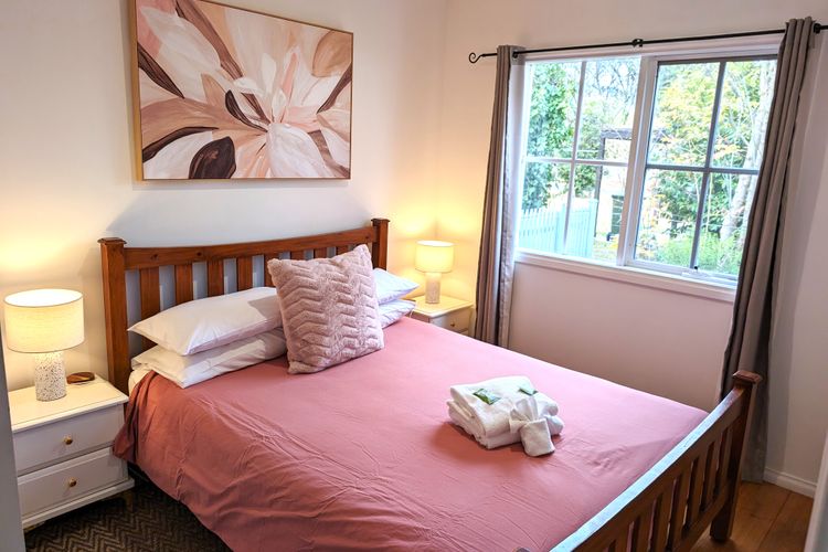 Corinda Cottage – 4 bedroom pet friendly five minute walk to town and Ovens River.