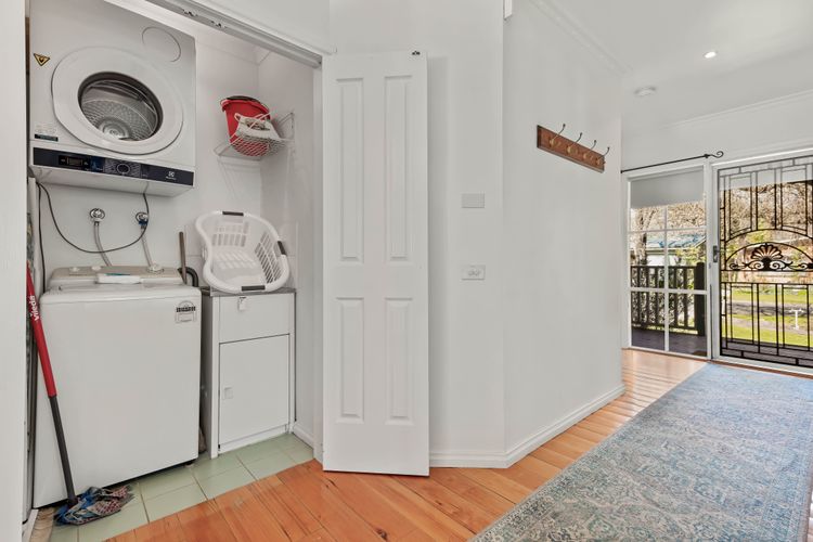Corinda Cottage – 4 bedroom pet friendly five minute walk to town and Ovens River.