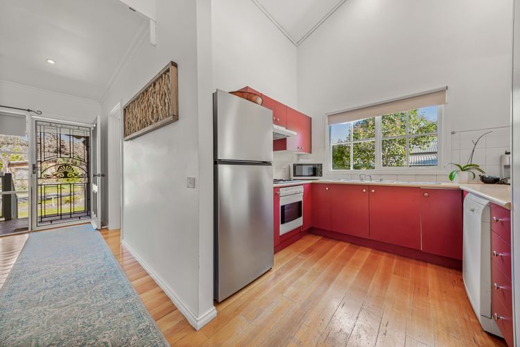 Corinda Cottage – 4 bedroom pet friendly five minute walk to town and Ovens River.