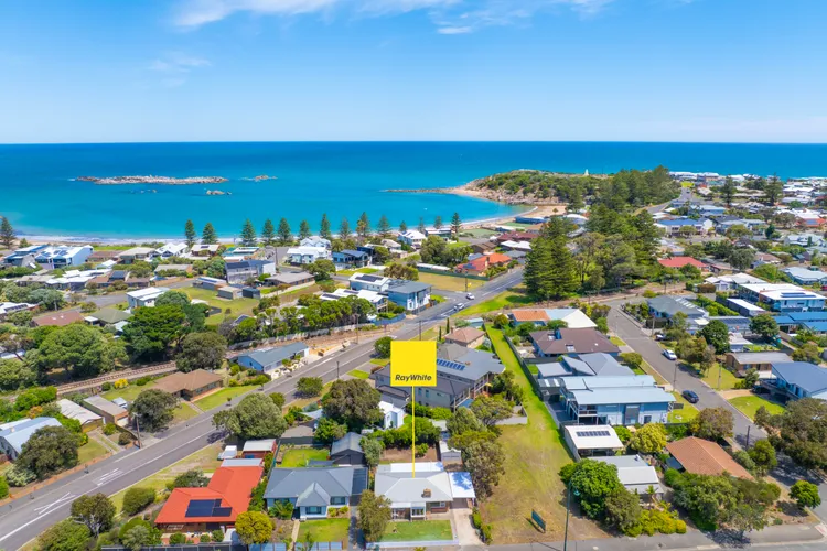 Yesterdaze – 5 North Tce, Port Elliot