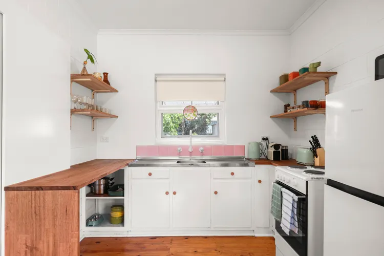 Yesterdaze – 5 North Tce, Port Elliot