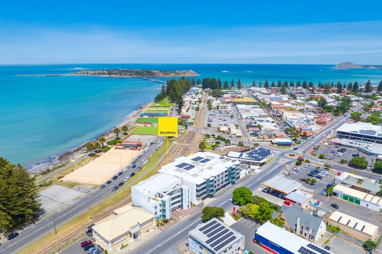 The Penthouse with Views