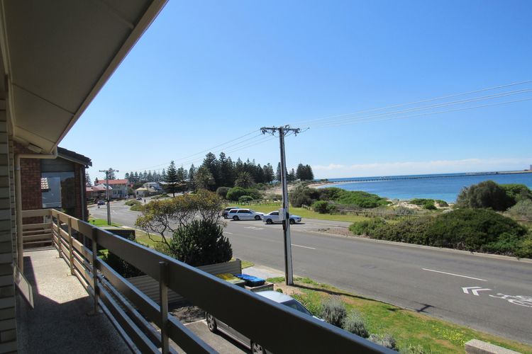 Upstairs Beachfront Unit in Central Location