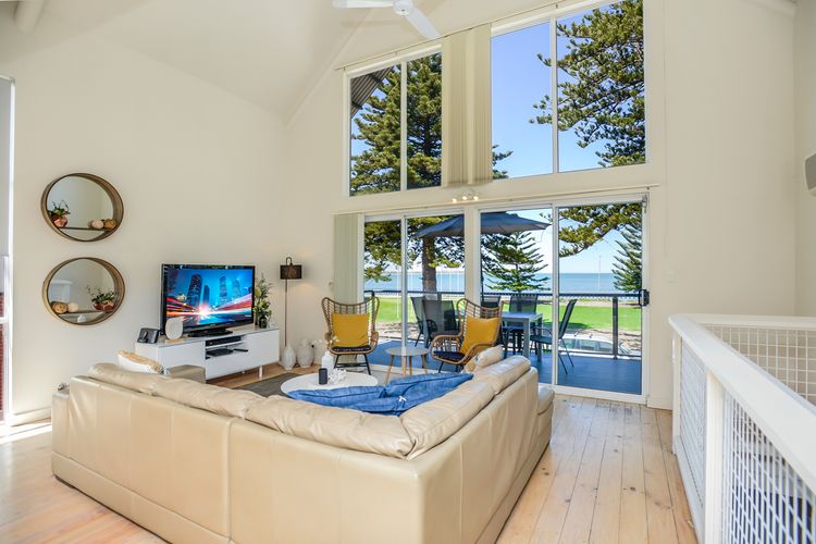 Pine Beach Villa Fabulous Sea Views