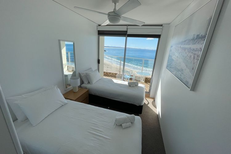 Oceanic 28 – On The Beach!