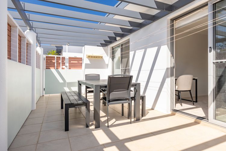 16/21A Red Head Road