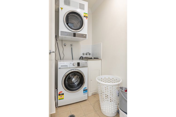 16/21A Red Head Road