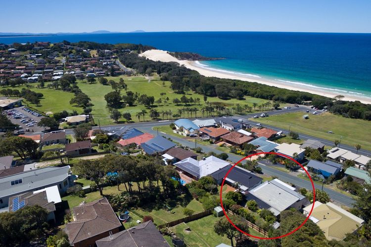 Stylish Coastal Charm at 15 Seaview Street