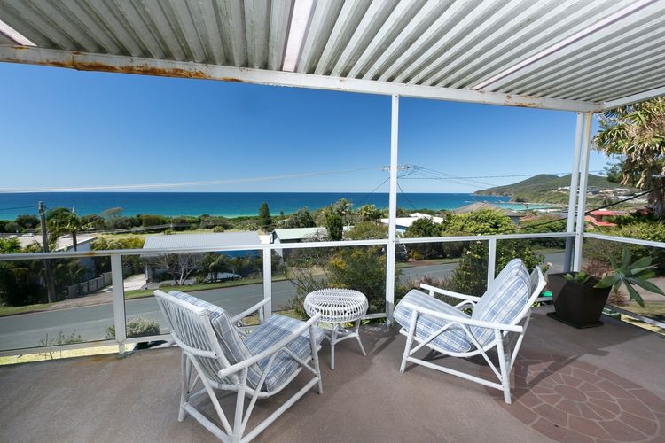 Stylish Coastal Charm at 15 Seaview Street