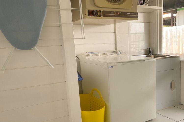 Mid-Century Coastal Retreat