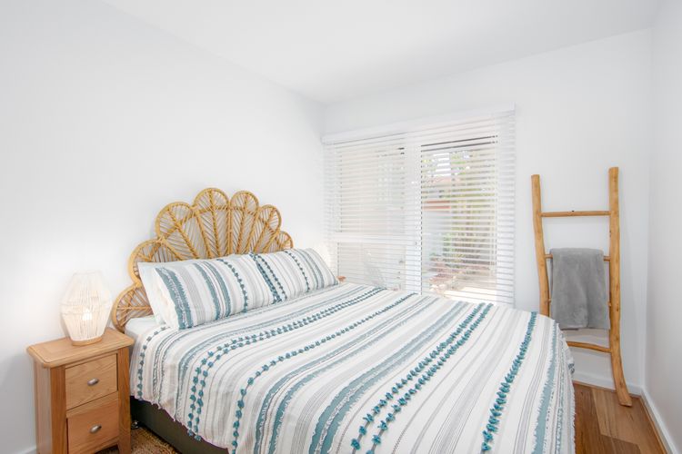 Main bedroom with queen bed - with linen