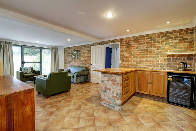 Open-Plan Living/Bar Counter